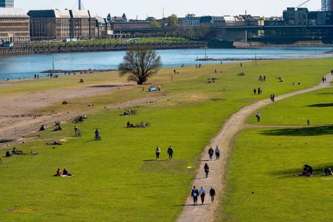 Düsseldorf on the Rhine during the corona crisis, the contact bans, keeping distance is mostly