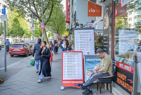 People, street scene, Badstraße, Gesundbrunnen, Mitte, Berlin, Germany, Europe