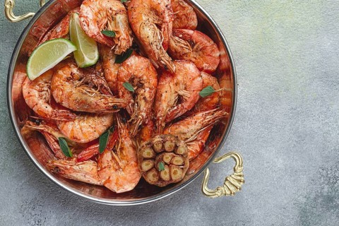Fried king prawns, in shell, with spices, size 30/40, unpeeled shrimp, homemade, no people
