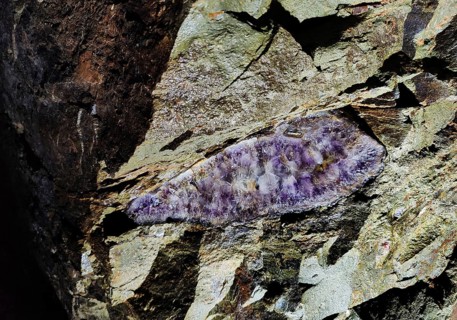 Minerals in the rock of the visitor gallery of the Steinkaulenberg gemstone mines, show mine in