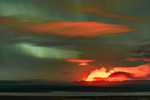 Northern Lights and nocturnal firelight of the Holuhraun fissure eruption north of Bárðarbunga