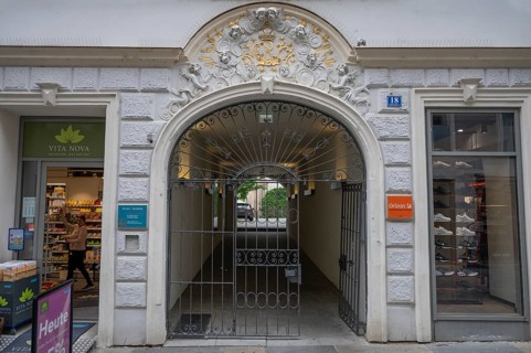 Decorative entrance gate of the Weidenmann house around 1920, Steinergasse 18, Straubing, Lower