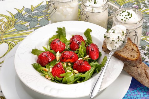 Swabian cuisine, Luggeles cheese in a jar, salad rocket with strawberries, pine nuts, Swabian cream