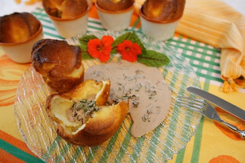 Swabian cuisine, Pfitzauf with sorrel sauce, vegetarian, baked, served on a plate, grandmother's