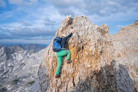 Mountaineer on the Jubiläumsgrat between Zugspitze and Alpspitze, high mountains, Wetterstein