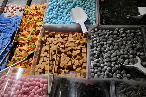 Confectionery caramel cubes