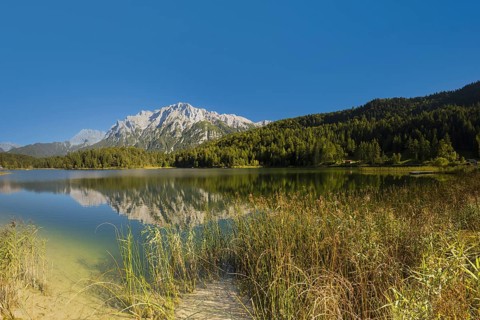 Lautersee, near Mittenwald, with the Karwendel mountains behind it, Werdenfelser Land, Upper