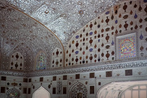 Mirror ceiling of the Mirror Palace, Amer or Amber Fort, Moghul Palace, Jaipur, Rajasthan. India