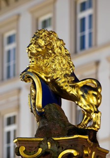 Golden Nassau lion on the market fountain, Schlossplatz, state capital Wiesbaden, Hesse, Germany,