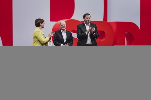 (L-R) Saskia Esken, SPD-Parteivorsitzende, Olaf Scholz (SPD), Bundeskanzler, und Lars Klingbeil,