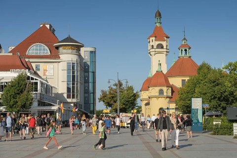 Holidaymakers on the square Plac Przyjaciol Sopotu, at the back right lighthouse, Latarnia Morska w