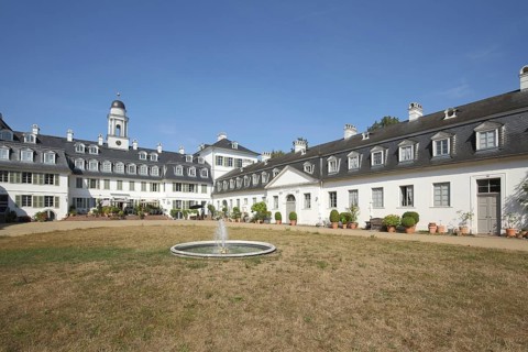 Inner courtyard with fountain of the baroque Rumpenheim Castle, white, Rumpenheim, Main, Offenbach,