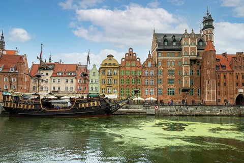 Motlawa River with buildings in the Old Town, Pomeranian Voivodeship, Gdansk, Poland, Europe