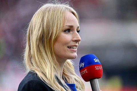 Presenter Sports presenter SKY Katharina Kleinfeldt in interview, microphone, mike, logo,