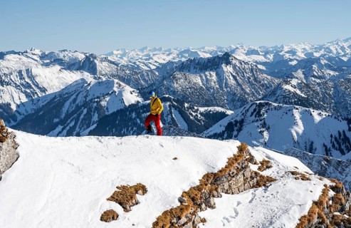 Ski tourers in front of snow-covered mountain peaks, mountain panorama, summit of Schafreuter,