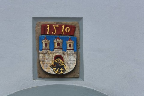 City coat of arms with the year 1510 on the town hall, Obermarkt, Freiberg, Saxony, Germany, Europe