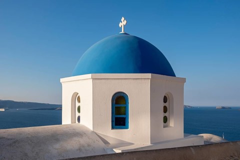 White-washed Church of Agios Nikolaos with Blue Dome, Ia, Oia, Santorini, Greece, Europe