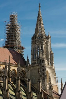 Ulm Cathedral, south tower, southern choir tower, scaffolding on northern choir tower at the back