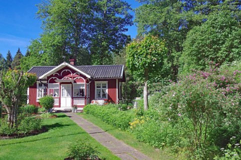 Small red wooden house in a garden, idyll, lock-keeper's house, Dalsland Canal, Sweden, Europe