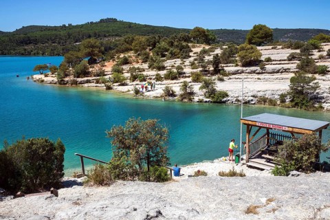 Bathing spot on the rocky beach at Lac d Esparron, Esparron-de-Verdon, Provence-Alpes-Côte d'Azur,