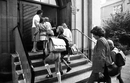 Start of school after the summer holidays on 02.09.1975 in Dortmund-Eichlinghofen, Germany, Europe