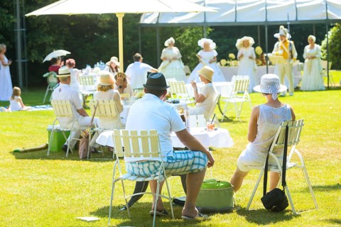 Picnic in white in the castle park of the baroque castle of Rammenau. On the idyllic meadow