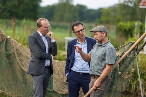 Federal Minister of Food and Agriculture, Cem Özdemir, visits the Karsten Ringpfeil pond farm in