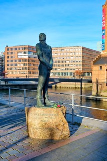 Störtebeker Monument, bronze statue of the pirate Klaus Störtebeker by Hansjörg Wagner, Hafencity,