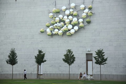 Inner courtyard and sculpture with lenses, mirror on house wall of Städel Museum, Städelsche
