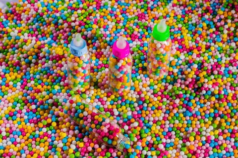 Love beads are dragées made of sugar with a diameter of a few millimetres and coloured in various