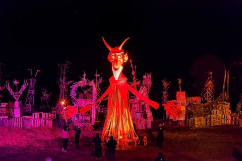 Grande Finale of the Travelling Theatre Festival on the Elbe Meadows