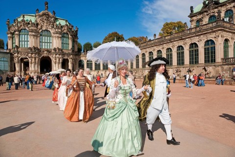 Baroque performers in the Zwinger, the tradition of past festivities and court ceremonies at the