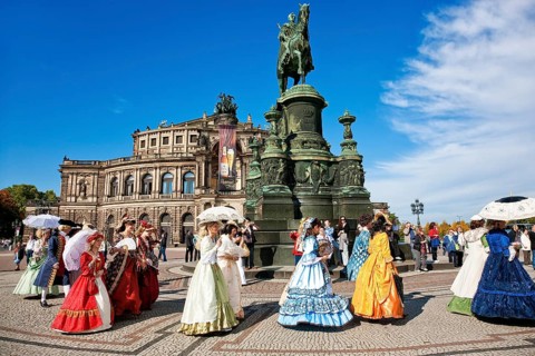 Baroque performers on Dresden's theatre square in front of the Semperoper. Zwinger, the tradition