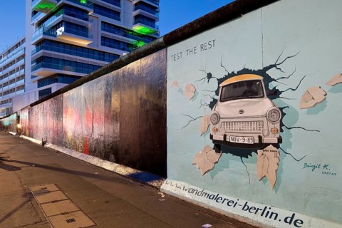 Mural on the rest of the Berlin Wall with the cardiac stress test (Test The Rest), Trabi