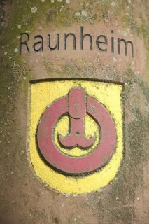 Flörsheimer Fahr with town coat of arms and inscription Raunheim, stone, RhineMain Regional Park,