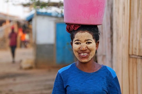 Malagasy woman with sun protection mask made from Musiro root at Begidro, Ankiliroroka, Belo sur