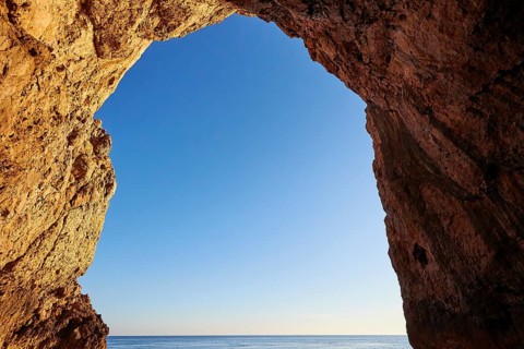 Grotta del Tuona, morning light, boat bow, boat tour, view from the sea, bizarre rock formations,