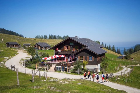 Alpine huts, hikers in front of the Schafbergblick snack station on the Postalm, Osterhorn group,