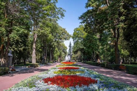 Strollers, flower bed in Panfilov Park, municipal park in Bishkek, Kyrgyzstan, Asia
