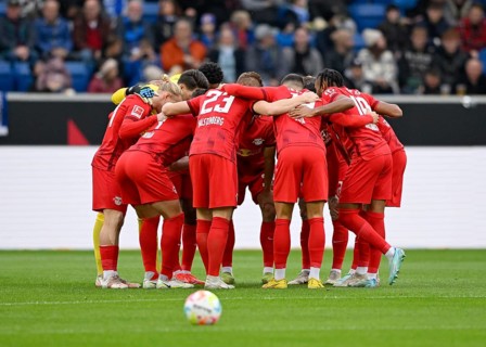 Teambuilding, circle of the team in front of the start of the match RasenBallsport Leipzig, PreZero