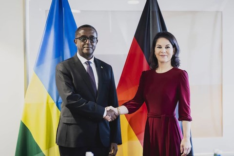 (R-L) Annalena Baerbock (Buendnis 90 Die Gruenen), Bundesaussenministerin, und Vincent Biruta,