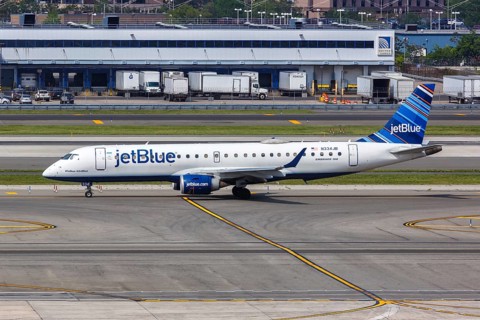 A JetBlue Embraer 190 aircraft with the registration number N334JB at New York JFK Airport in New