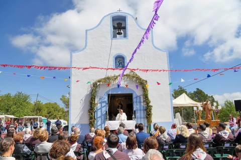 Open-air service in front of the Ermita de San Vicent chapel as part of the annual fiesta in honour