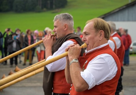 16. 09. 2022. alphorn blowers at the Almabtrieb, cattle seperation in Thalkirchdorf, Markt