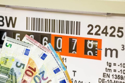 Gas meter, consumption meter, natural gas, rising gas prices, banknotes, Germany, Europe