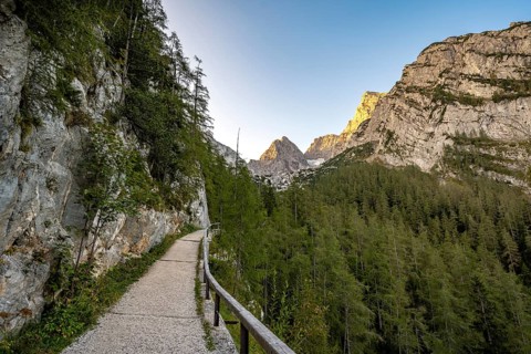 Hiking trail to the Blaueishütte, rocky mountain peaks at sunrise, Hochkalter, Berchtesgaden Alps,