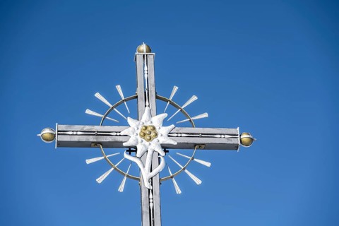 Summit cross with edelweiss, Sonntagshorn, Chiemgau Alps, Bavaria, Germany, Europe