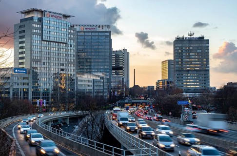 Motorway A40, Ruhrschnellweg, in Essen, junction Essen-Zentrum, city skyline, Ruhrschnellweg