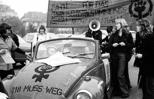 The Women's Action Dortmund (FAD) demonstrated with a motorcade against the existence of § 218,