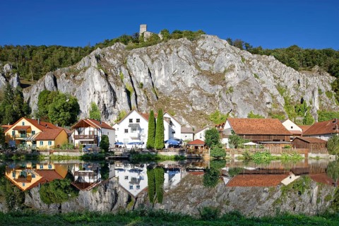 Side arm of the Altmühl, houses, reflection in the water, on top of rock Randeck Castle, Markt